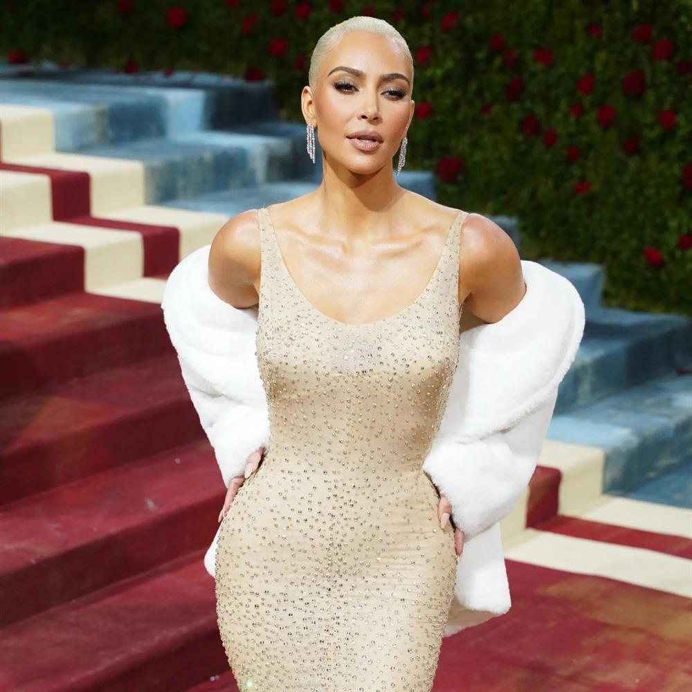 Bí kíp giúp Kim Kardashian giảm 27kg sau sinh, có thân hình đồng hồ cát